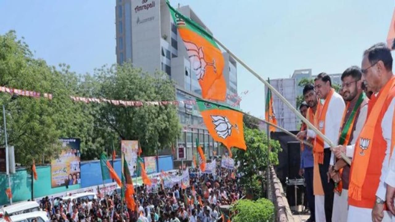 குஜராத்தில், ஒரே நாளில் 30 மத்திய அமைச்சர்கள் பிரசாரம்! குஜராத்தில், ஒரே நாளில் 30 மத்திய அமைச்சர்கள் பிரசாரம்!