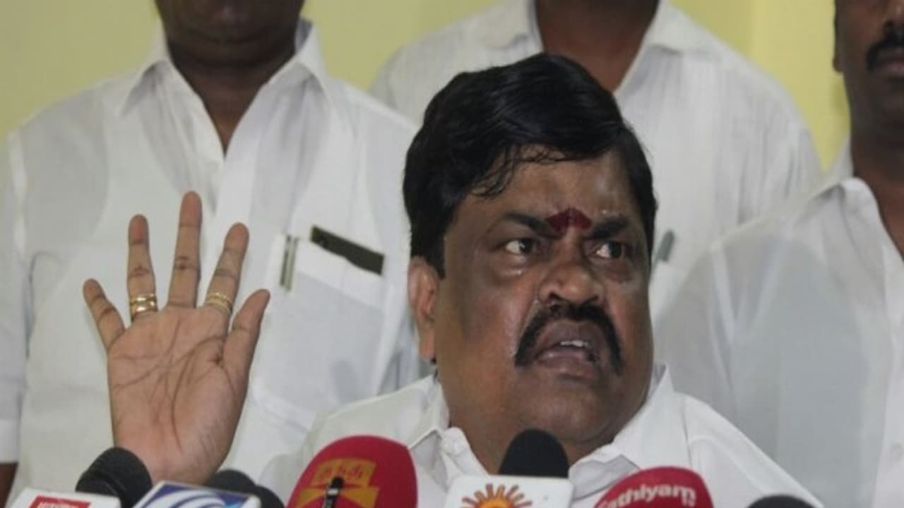 ராஜேந்திர பாலாஜி இன்றே கைதாக வாய்ப்பு? பெங்களூரு விரைந்தது தனிப்படை..! ராஜேந்திர பாலாஜி இன்றே கைதாக வாய்ப்பு? பெங்களூரு விரைந்தது தனிப்படை..!