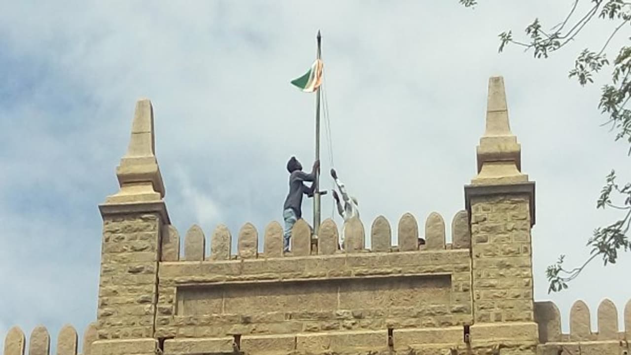 கிழிந்து தொங்கிய தேசியக்கொடி! ஆட்சியர் அலுவலகத்தில் பரபரப்பு! கிழிந்து தொங்கிய தேசியக்கொடி! ஆட்சியர் அலுவலகத்தில் பரபரப்பு!