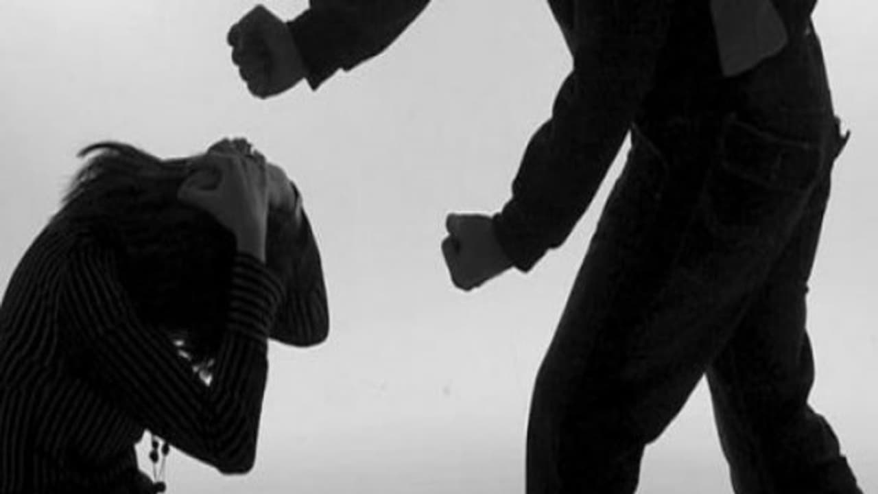 காதலியை சரமாரியாக தாக்கிவிட்டு தலைமறைவான பிரபல நடிகர் அதிரடி கைது...! காதலியை சரமாரியாக தாக்கிவிட்டு தலைமறைவான பிரபல நடிகர் அதிரடி கைது...!