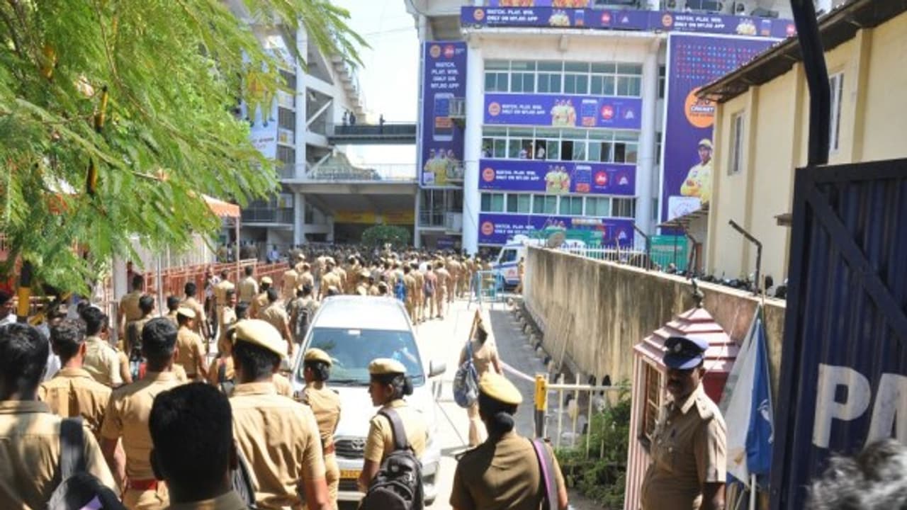 காக்கி வளையத்தில் சேப்பாக்கம்... இதுவரை இல்லாத அளவில் போலிஸ் குவிப்பு... பிரதமருக்கு இணையான பாதுகாப்பு! காக்கி வளையத்தில் சேப்பாக்கம்... இதுவரை இல்லாத அளவில் போலிஸ் குவிப்பு... பிரதமருக்கு இணையான பாதுகாப்பு!