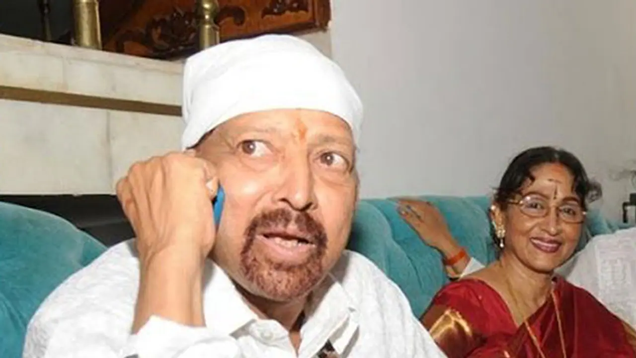 Bharathi Vishnuvardhan gifts husband’s favourite turban to this man Bharathi Vishnuvardhan gifts husband’s favourite turban to this man