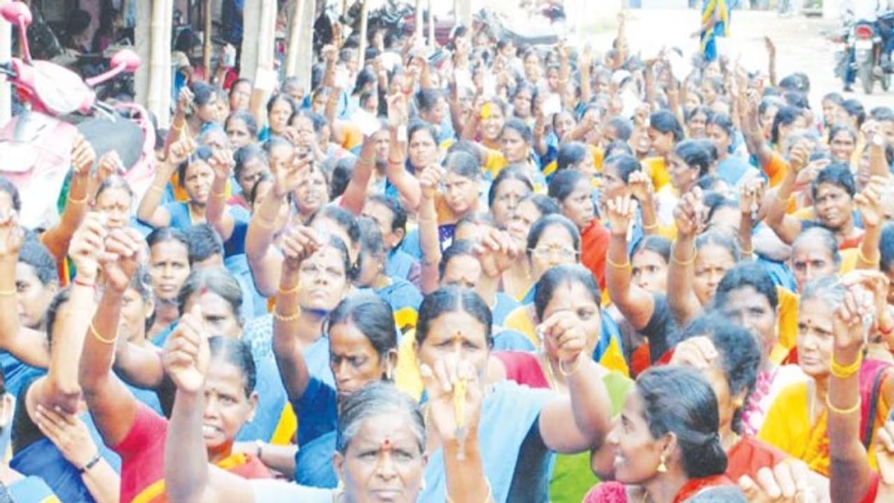 காலி பணியிடங்களை நிரப்பாததால் அங்கன்வாடி பணியாளர்கள் போராட்டம்; பணிச்சுமையை தாங்க முடியவில்லையாம்... காலி பணியிடங்களை நிரப்பாததால் அங்கன்வாடி பணியாளர்கள் போராட்டம்; பணிச்சுமையை தாங்க முடியவில்லையாம்...