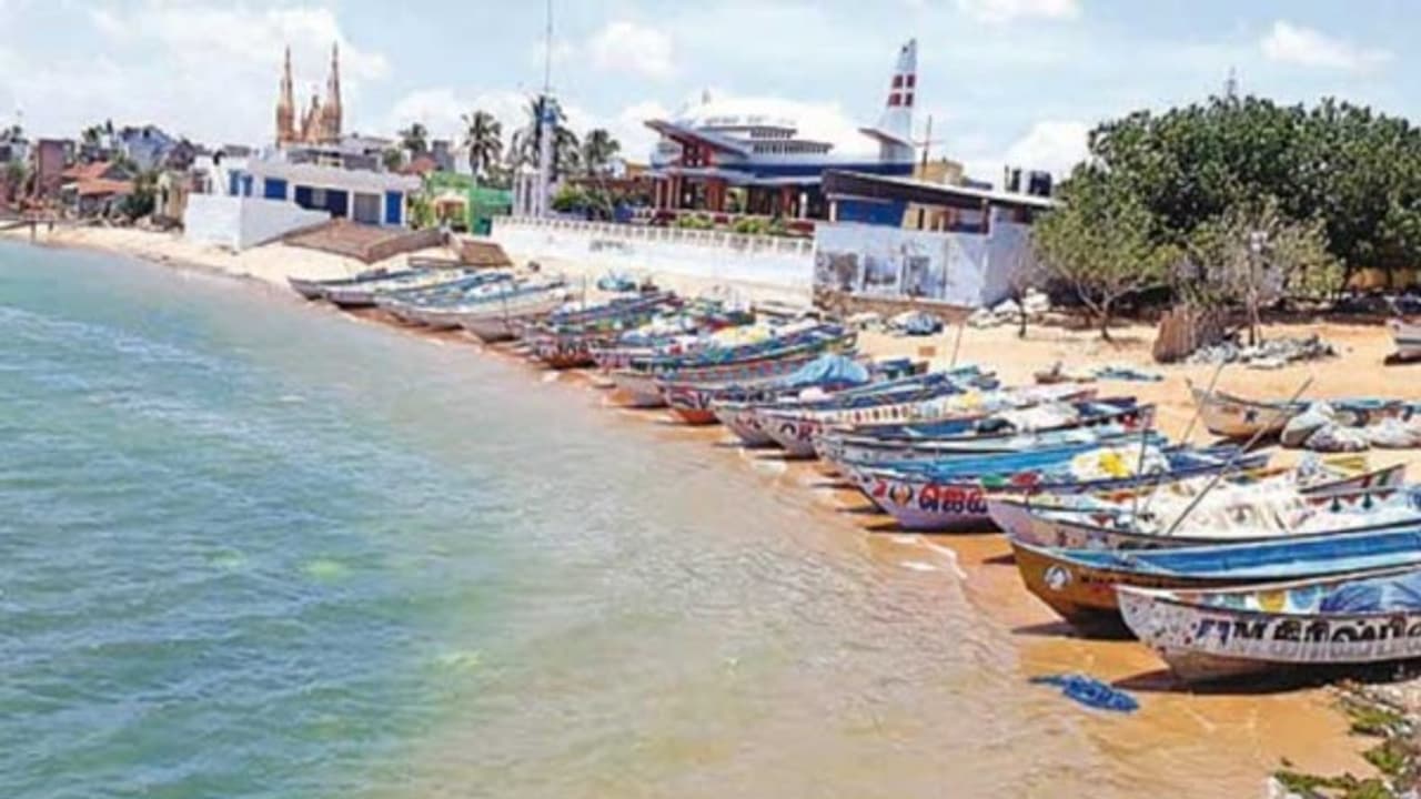 விசைப்படகு மீனவர்களை கண்டித்து நாட்டுப்படகு மீன்வர்கள் வேலைநிறுத்தம்; பத்தாயிரம் பேர் பங்கேற்பு… விசைப்படகு மீனவர்களை கண்டித்து நாட்டுப்படகு மீன்வர்கள் வேலைநிறுத்தம்; பத்தாயிரம் பேர் பங்கேற்பு…