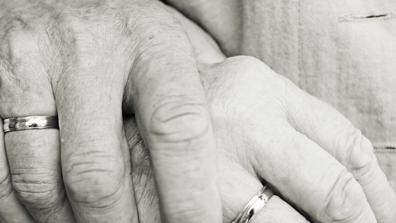 ಪತಿ ಮೃತಪಟ್ಟ ಐದು ನಿಮಿಷದಲ್ಲಿಯೇ ಪತ್ನಿ ಸಾವು ಪತಿ ಮೃತಪಟ್ಟ ಐದು ನಿಮಿಷದಲ್ಲಿಯೇ ಪತ್ನಿ ಸಾವು