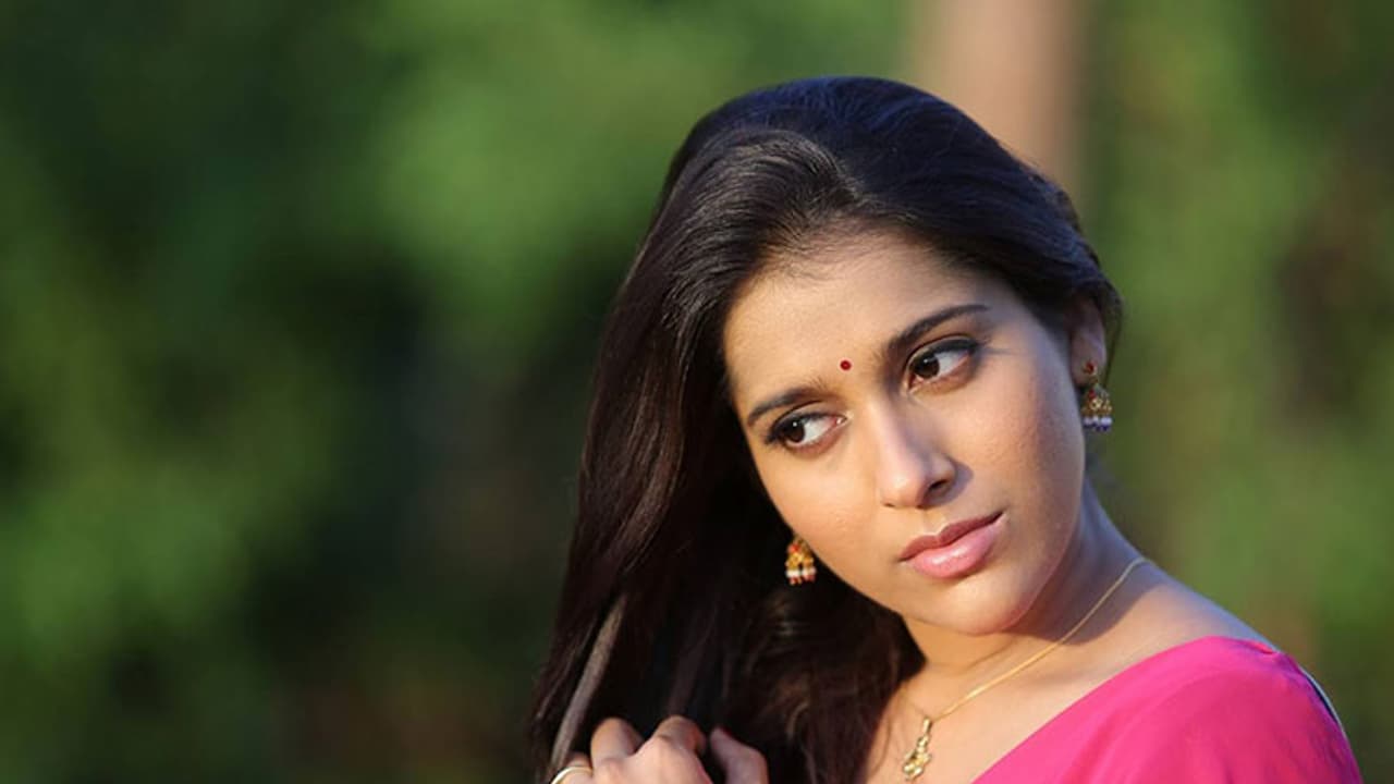 హాట్.. హాట్.. అందాలకు దూరం అంటున్న జబర్ధస్త్ పోరీ హాట్.. హాట్.. అందాలకు దూరం అంటున్న జబర్ధస్త్ పోరీ