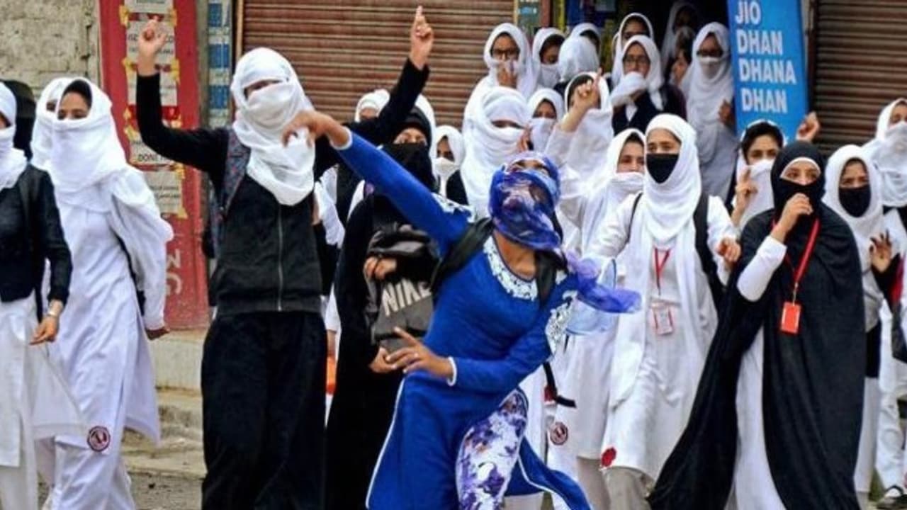 காஷ்மீர் போராட்டத்தில் கல் எறிவதை தடுக்க முடியுமா? பொதுநல வழக்கில் உச்சநீதிமன்றம் கேள்வி காஷ்மீர் போராட்டத்தில் கல் எறிவதை தடுக்க முடியுமா? பொதுநல வழக்கில் உச்சநீதிமன்றம் கேள்வி