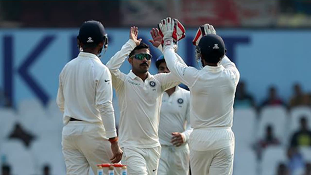 ಅಶ್ವಿನ್, ಜಡೇಜಾ, ಶರ್ಮಾ ದಾಳಿಗೆ ಕುಸಿದ ಲಂಕಾ: ಭಾರತಕ್ಕೆ ಆರಂಭದಲ್ಲೇ ಆಘಾತ ಅಶ್ವಿನ್, ಜಡೇಜಾ, ಶರ್ಮಾ ದಾಳಿಗೆ ಕುಸಿದ ಲಂಕಾ: ಭಾರತಕ್ಕೆ ಆರಂಭದಲ್ಲೇ ಆಘಾತ