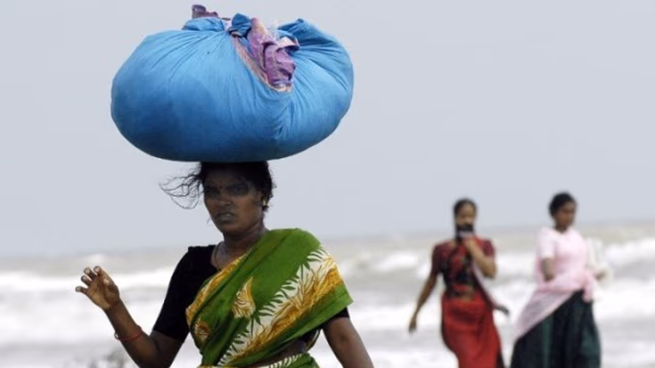 திடீரென வற்றிய கிணறுகள்...சுனாமி அறிகுறியா???? கடலோர இடத்தை காலி செய்யும் பொதுமக்கள்...! திடீரென வற்றிய கிணறுகள்...சுனாமி அறிகுறியா???? கடலோர இடத்தை காலி செய்யும் பொதுமக்கள்...!