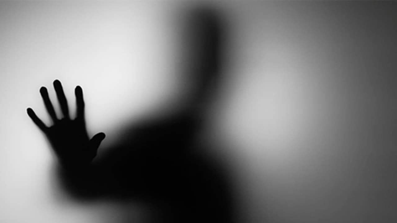 അടൂരില് യുവാവിന് നേരേ അയല്വാസിയുടെ ആസിഡ് ആക്രമണം; ഗുരുതര പരിക്ക് അടൂരില് യുവാവിന് നേരേ അയല്വാസിയുടെ ആസിഡ് ആക്രമണം; ഗുരുതര പരിക്ക്