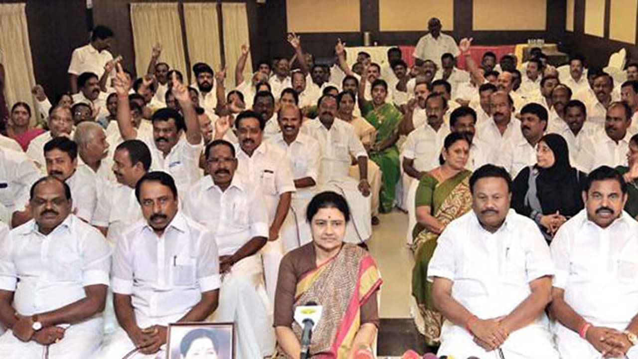 சசிகலாவின் ஃபார்முலாவை காப்பியடித்த பாஜக... கர்நாடக அரசியலில் பரபரப்பு..! சசிகலாவின் ஃபார்முலாவை காப்பியடித்த பாஜக... கர்நாடக அரசியலில் பரபரப்பு..!