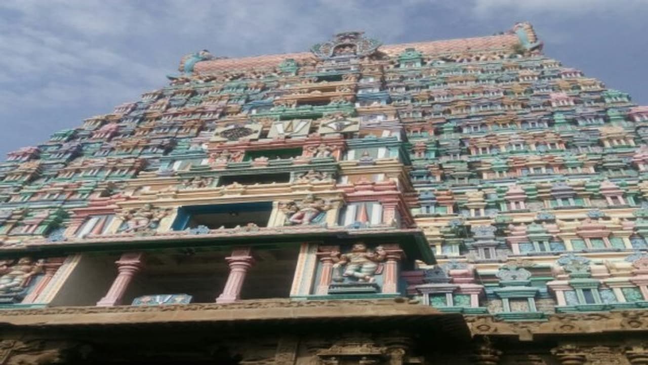 ஆண்டாள் கோவில் கோபுரத்தையும் விட்டுவைக்காத மாணவர்கள்… நீட் தேர்வை எதிர்த்து கோபுரத்தின் மேல் ஏறி போராட்டம்… ஆண்டாள் கோவில் கோபுரத்தையும் விட்டுவைக்காத மாணவர்கள்… நீட் தேர்வை எதிர்த்து கோபுரத்தின் மேல் ஏறி போராட்டம்…