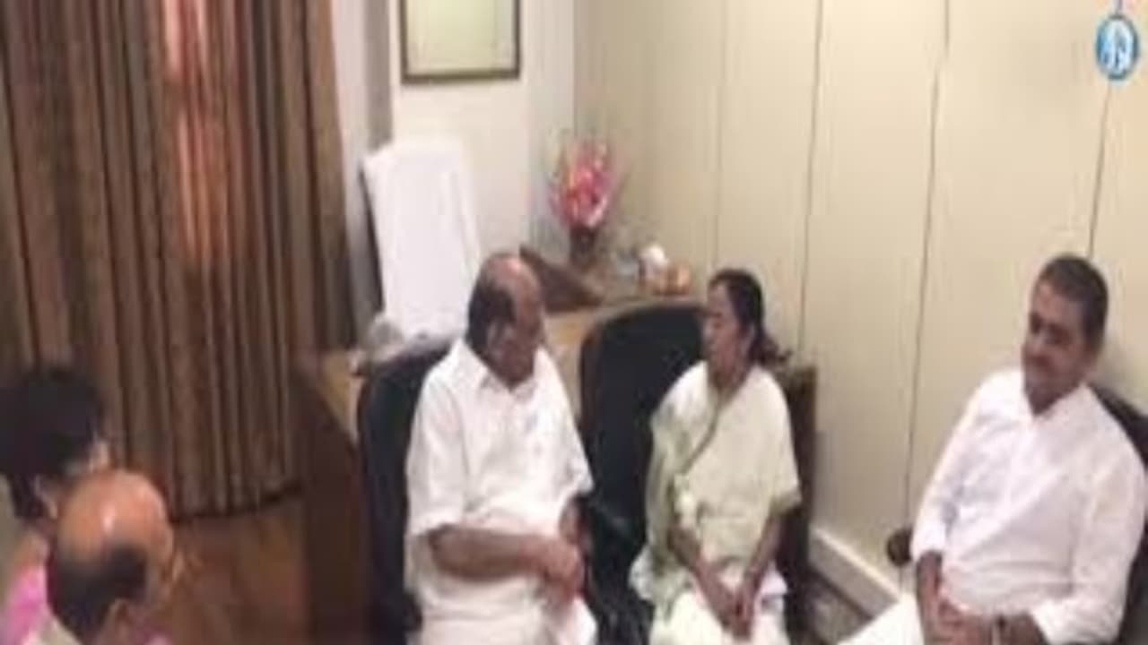 பாஜகவை ஆட்சியில் இருக்கவிடக்கூடாது…. மெகா கூட்டணியை உருவாக்கும் முயற்சியில் மம்தா !! பாஜகவை ஆட்சியில் இருக்கவிடக்கூடாது…. மெகா கூட்டணியை உருவாக்கும் முயற்சியில் மம்தா !!