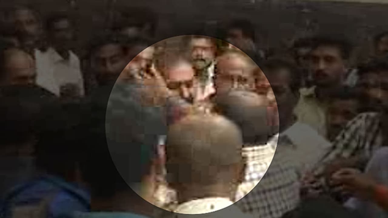 ಕಾರ್ಯಕರ್ತನಿಗೆ ಕುಮಾರಸ್ವಾಮಿ ಕಪಾಳಮೋಕ್ಷ ಮಾಡಿದರೆ ? ಕಾರ್ಯಕರ್ತನಿಗೆ ಕುಮಾರಸ್ವಾಮಿ ಕಪಾಳಮೋಕ್ಷ ಮಾಡಿದರೆ ?