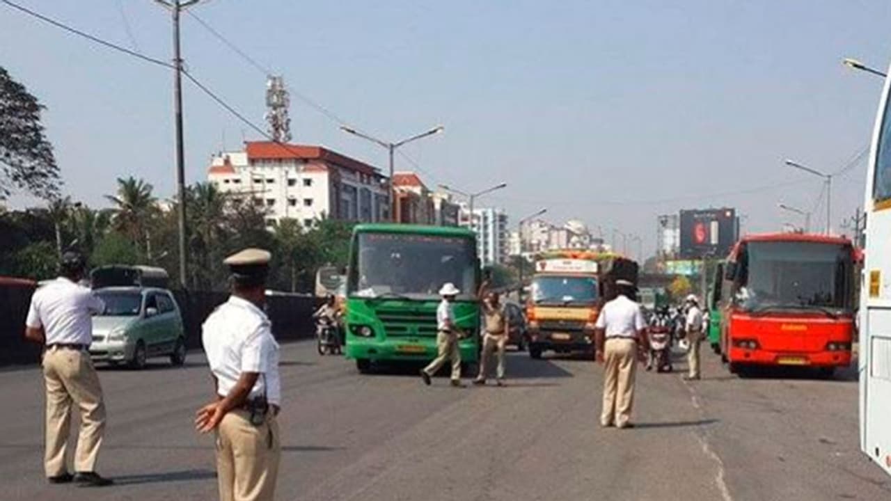 ട്രാഫിക് പൊലീസുകാർക്ക് വേണ്ടി ആരോഗ്യ ക്യാമ്പ് നടത്തി കർണാടകയിലെ റസിഡന്റ് അസോസിയേഷൻ ട്രാഫിക് പൊലീസുകാർക്ക് വേണ്ടി ആരോഗ്യ ക്യാമ്പ് നടത്തി കർണാടകയിലെ റസിഡന്റ് അസോസിയേഷൻ