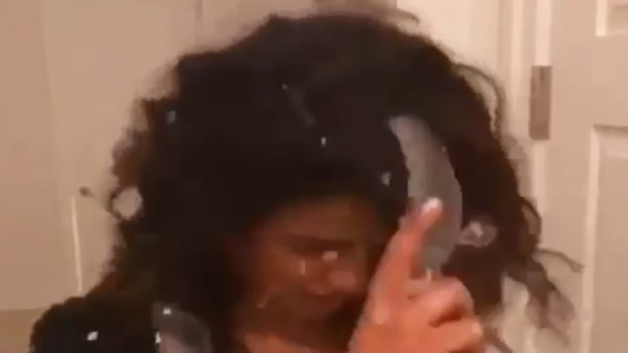 மதுபாட்டிலை தலையில் அடித்துக்கொண்ட பிரியங்கா சோப்ரா..! வேலைசுமையால் விபரீத முடிவு..!