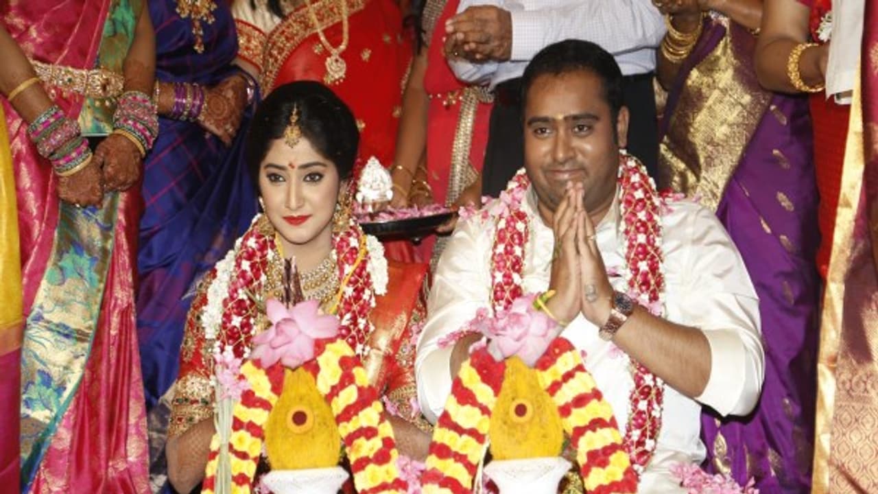 பிரபலங்கள் கலந்து கொண்ட தயாரிப்பாளர் அபினேஷ் இளங்கோவன் நந்தினி திருமண புகைப்படங்கள்! பிரபலங்கள் கலந்து கொண்ட தயாரிப்பாளர் அபினேஷ் இளங்கோவன் நந்தினி திருமண புகைப்படங்கள்!