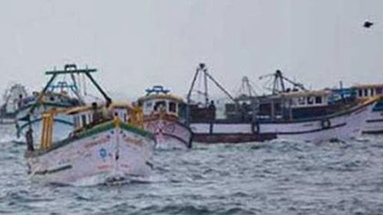 ಕೃಷ್ಣಾನದಿಯಲ್ಲಿ ಬೋಟ್ ಮುಳುಗಿ 12 ಮಂದಿ ದುರ್ಮರಣ; 20 ಕ್ಕೂ ಹೆಚ್ಚು ಮಂದಿ ನಾಪತ್ತೆ ಕೃಷ್ಣಾನದಿಯಲ್ಲಿ ಬೋಟ್ ಮುಳುಗಿ 12 ಮಂದಿ ದುರ್ಮರಣ; 20 ಕ್ಕೂ ಹೆಚ್ಚು ಮಂದಿ ನಾಪತ್ತೆ