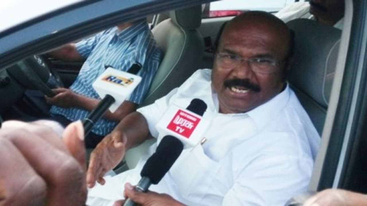 "தமிழக அரசு புயல் வேகத்தில் செயல்படுகிறதாம்" சொல்கிறார் அமைச்சர் ஜெயக்குமார் "தமிழக அரசு புயல் வேகத்தில் செயல்படுகிறதாம்" சொல்கிறார் அமைச்சர் ஜெயக்குமார்