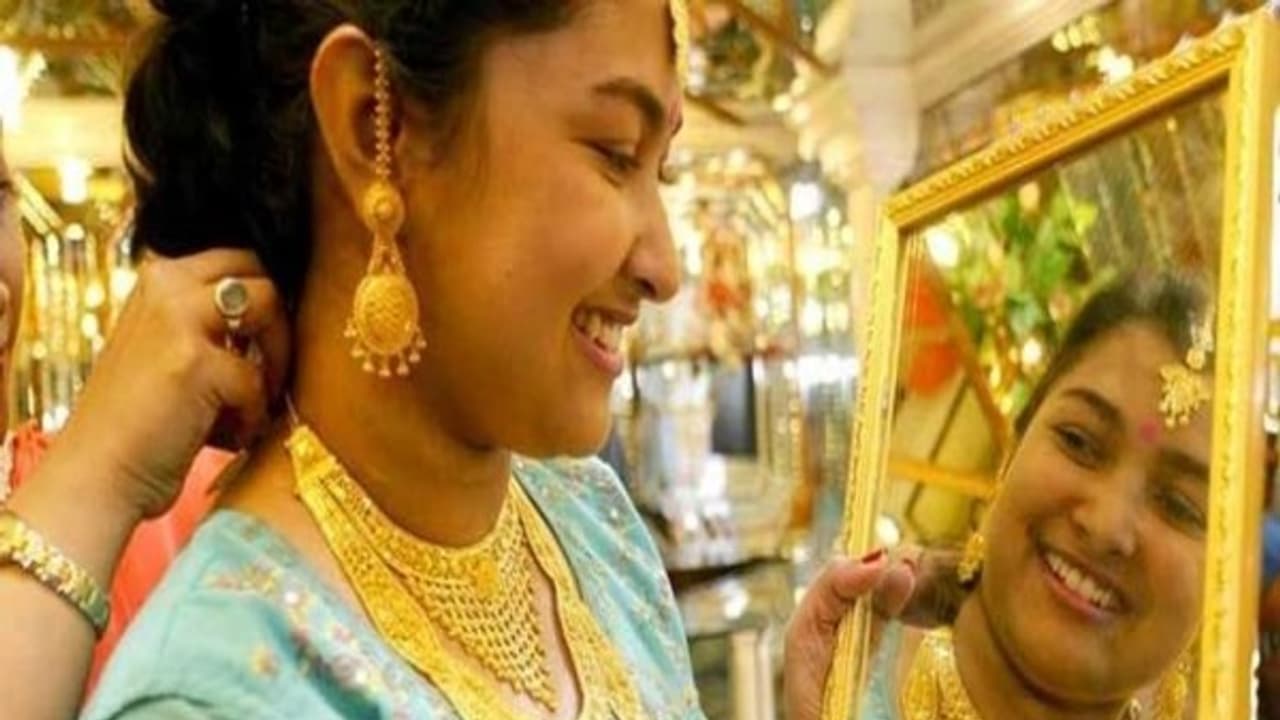 வேதனையில் பொதுமக்கள்..! ஒரே நாளில் உச்சத்தை தொட்ட தங்கம் விலை..! வேதனையில் பொதுமக்கள்..! ஒரே நாளில் உச்சத்தை தொட்ட தங்கம் விலை..!