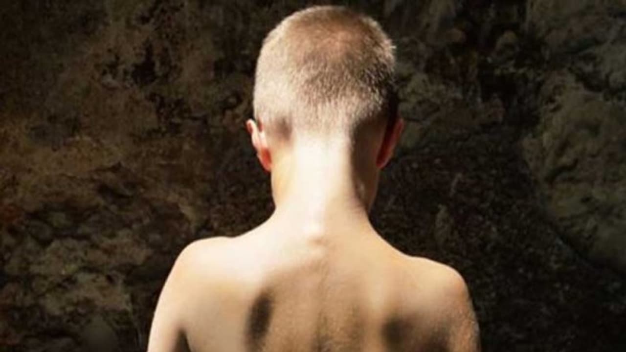 బట్టలూడదీసి నగ్నంగా నిలబెట్టి... ఇంటర్ బాలున్ని చితకబాదిన వైసిపి యువనేత