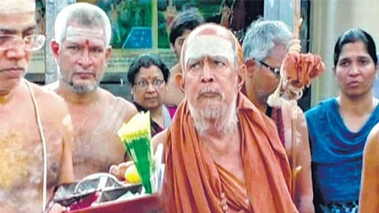 சங்கரமடத்திற்கு எடுத்து செல்லப்பட்டது ஜெயேந்திரர் உடல்..! சங்கரமடத்திற்கு எடுத்து செல்லப்பட்டது ஜெயேந்திரர் உடல்..!