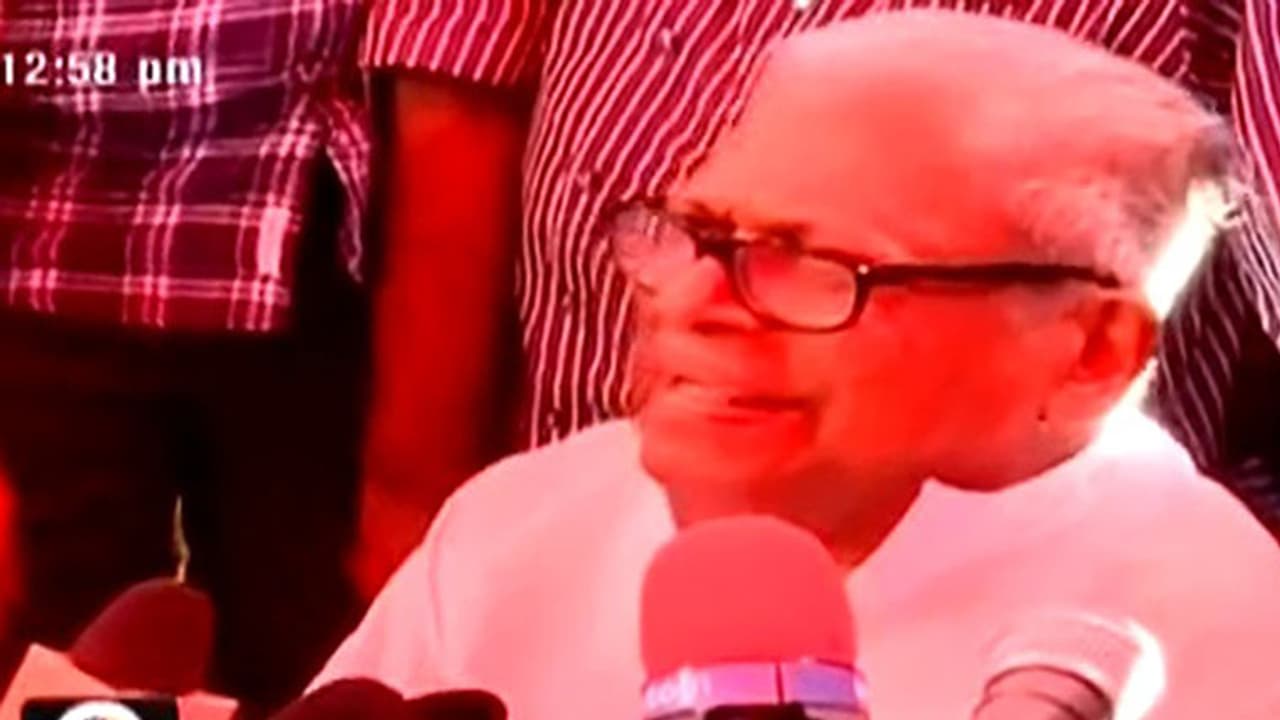 നിര്മലയ്ക്ക് പിന്നാലെ വിഎസും പൂന്തുറയില്; എതിര്ക്കാതെ പ്രദേശവാസികള് നിര്മലയ്ക്ക് പിന്നാലെ വിഎസും പൂന്തുറയില്; എതിര്ക്കാതെ പ്രദേശവാസികള്