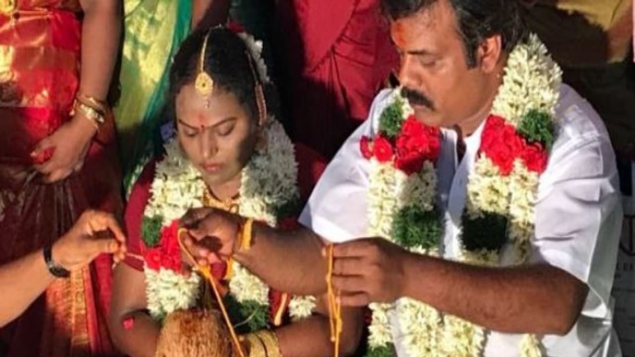 50 வயதை கடந்து திருமண பந்தத்தில் இணைந்த காமெடி நடிகர் முனிஷ்காந்த்..! 50 வயதை கடந்து திருமண பந்தத்தில் இணைந்த காமெடி நடிகர் முனிஷ்காந்த்..!