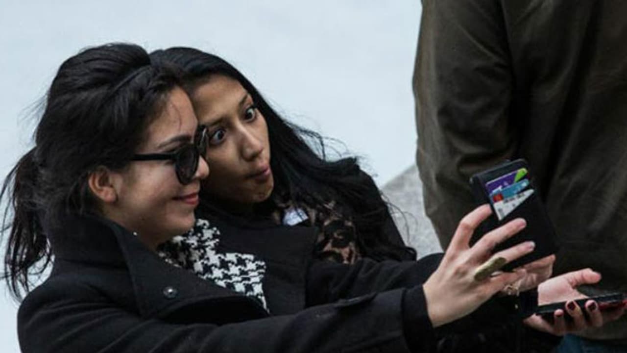 ಇನ್ಮೇಲೆ ವಿಮಾನದ ಮುಂದೆ ಸೆಲ್ಫಿ ತೆಗಿಯೊ ಹಾಗಿಲ್ಲ! ಇನ್ಮೇಲೆ ವಿಮಾನದ ಮುಂದೆ ಸೆಲ್ಫಿ ತೆಗಿಯೊ ಹಾಗಿಲ್ಲ!