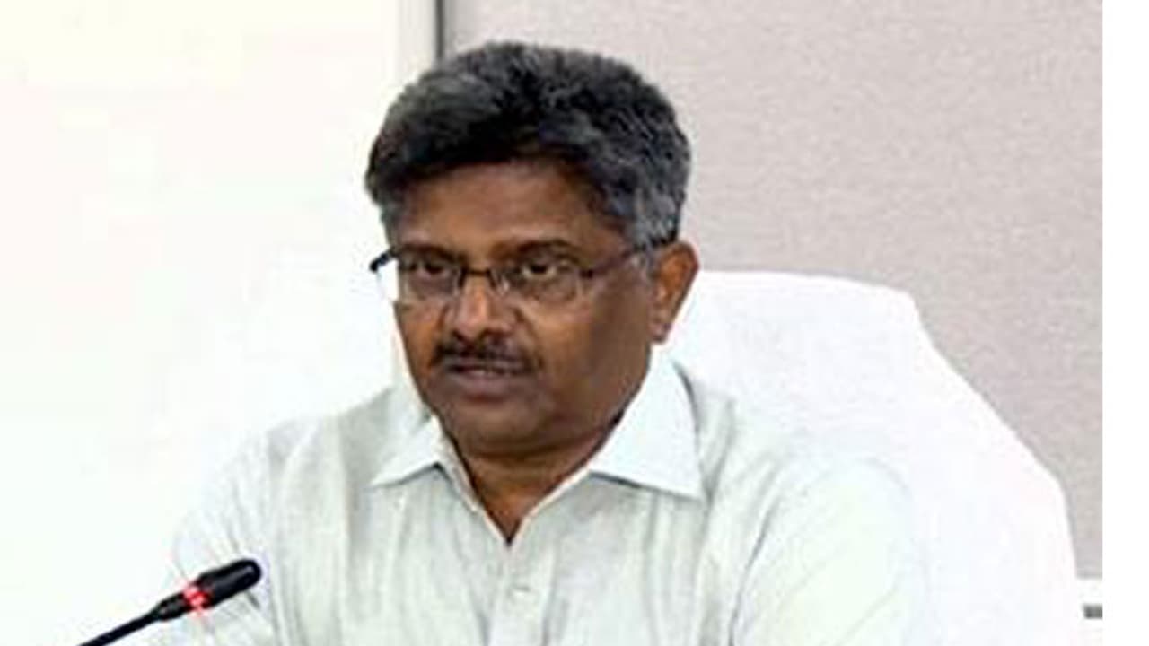 జగన్ కు షాక్: వైసిపిలో చేరబోనన్న మాజీ డీజీపి జగన్ కు షాక్: వైసిపిలో చేరబోనన్న మాజీ డీజీపి