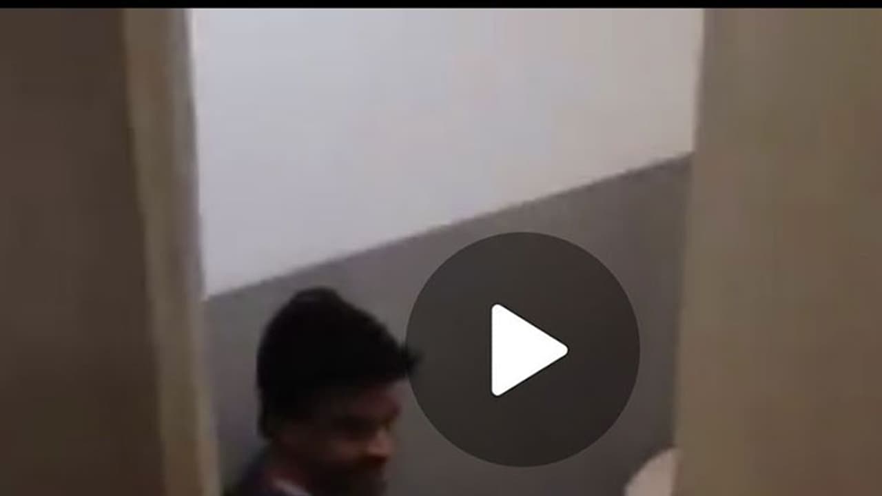 ఆ అమ్మాయి మసాజ్ చేసిన మాట నిజమే : గజల్ శ్రీనివాస్ (వీడియో) ఆ అమ్మాయి మసాజ్ చేసిన మాట నిజమే : గజల్ శ్రీనివాస్ (వీడియో)