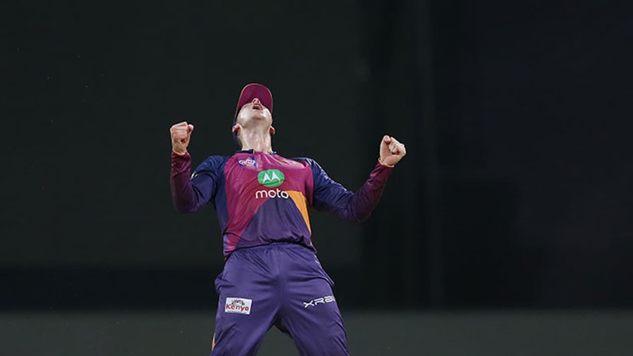 ധോണി മിന്നി; മുംബൈയെ വീഴ്ത്തി പൂനെ ഫൈനലില് ധോണി മിന്നി; മുംബൈയെ വീഴ്ത്തി പൂനെ ഫൈനലില്