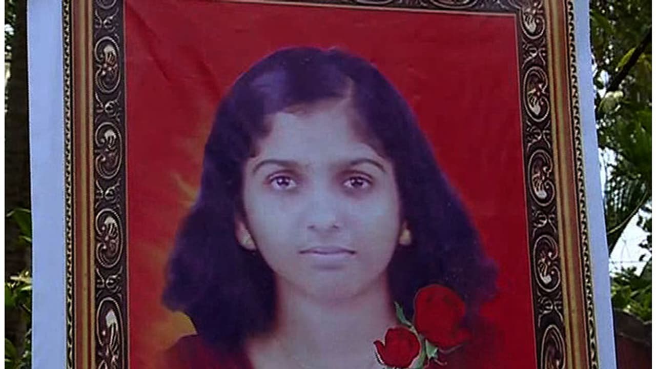 വിദ്യാര്ത്ഥിനി വാഹനമിടിച്ച് മരിച്ച സംഭവത്തില് അവയവ കച്ചവടമാഫിയകള്ക്ക് പങ്കുണ്ടോയെന്ന് സംശയിക്കുന്നതായി പിതാവ് വിദ്യാര്ത്ഥിനി വാഹനമിടിച്ച് മരിച്ച സംഭവത്തില് അവയവ കച്ചവടമാഫിയകള്ക്ക് പങ്കുണ്ടോയെന്ന് സംശയിക്കുന്നതായി പിതാവ്