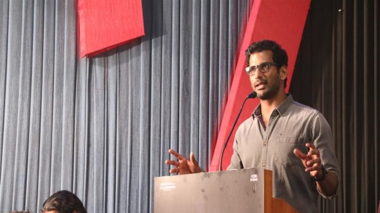 இந்த படத்தை எடுத்து விட்டு ஊர் ஊராக ஓடி ஒளிந்த இயக்குனர்...! பொங்கி எழுந்த விஷால்..! இந்த படத்தை எடுத்து விட்டு ஊர் ஊராக ஓடி ஒளிந்த இயக்குனர்...! பொங்கி எழுந்த விஷால்..!