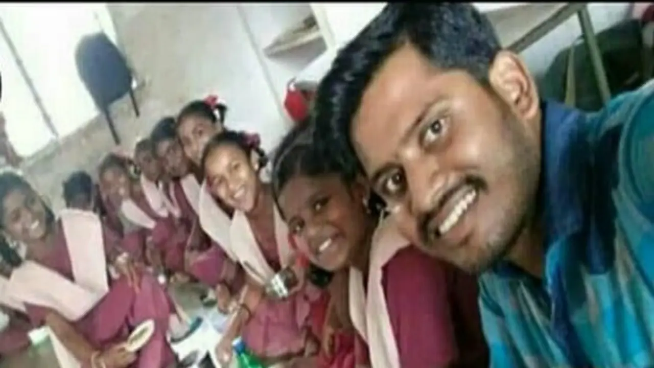 குருவிற்காக நடத்திய பாசப் போராட்டம் வெற்றி… நோ டிரான்ஸ்பர்… சாதித்த மாணவர்கள் !! குருவிற்காக நடத்திய பாசப் போராட்டம் வெற்றி… நோ டிரான்ஸ்பர்… சாதித்த மாணவர்கள் !!