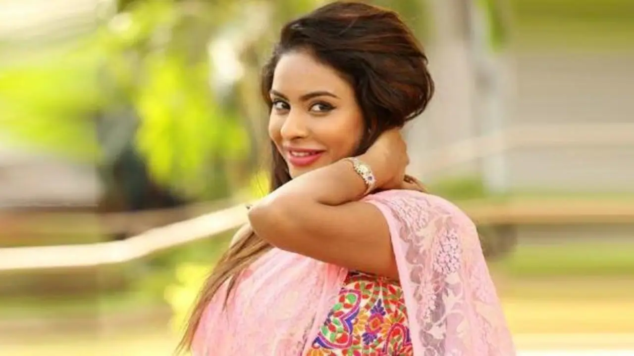 జగన్ గురించి అతిగా మాట్లాడితే నీ నమూనా మరచిపోయేలా చేస్తాం : శివాజీకి శ్రీరెడ్డి వార్నింగ్ జగన్ గురించి అతిగా మాట్లాడితే నీ నమూనా మరచిపోయేలా చేస్తాం : శివాజీకి శ్రీరెడ్డి వార్నింగ్