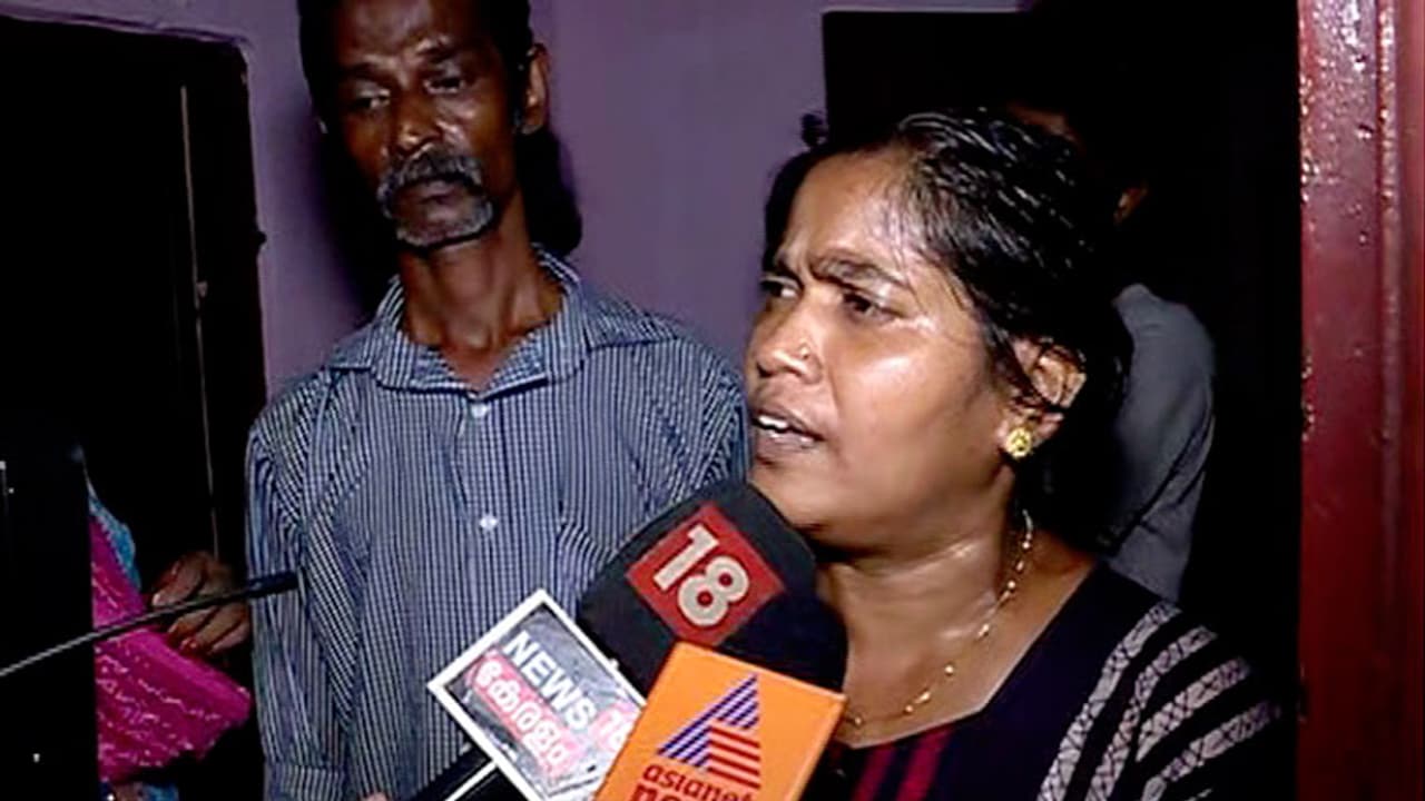 പ്രീത ഷാജിയുടെ വീട് ജപ്തിക്കിടെ സംഘർഷം, ജപ്തി അംഗീകരിക്കില്ലെന്ന് നാട്ടുകാര് പ്രീത ഷാജിയുടെ വീട് ജപ്തിക്കിടെ സംഘർഷം, ജപ്തി അംഗീകരിക്കില്ലെന്ന് നാട്ടുകാര്