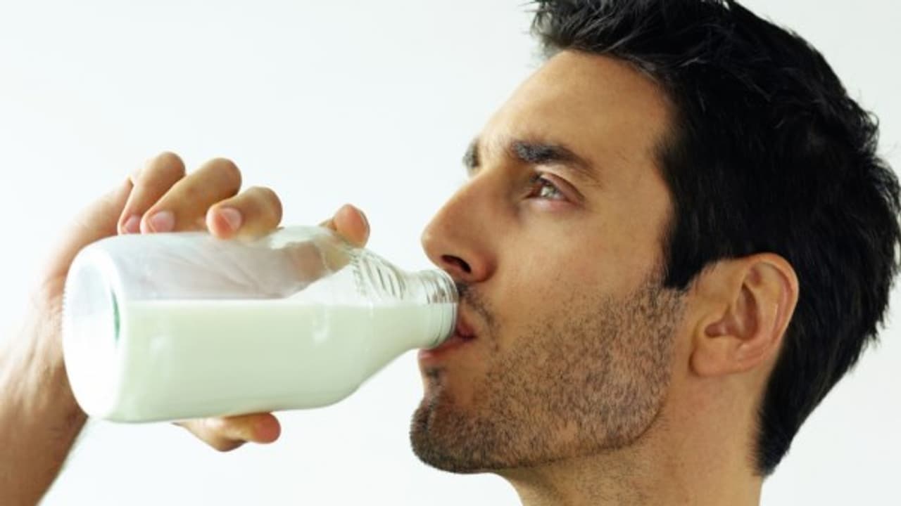 பால் குடிப்பதால் நமக்கு இவ்வளவு ஆரோக்கியமும், தீமைகளும் நடக்கும்... பால் குடிப்பதால் நமக்கு இவ்வளவு ஆரோக்கியமும், தீமைகளும் நடக்கும்...