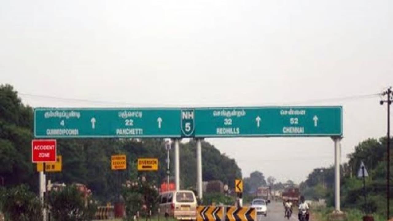 திருவள்ளூர் சோதனைச் சாவடியில் சிக்கிய பணம்... திருவள்ளூர் சோதனைச் சாவடியில் சிக்கிய பணம்...