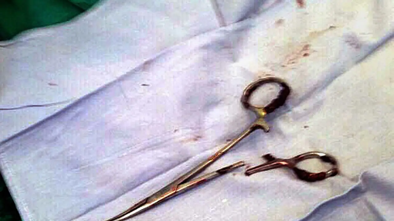 ‘గుండె ఆపరేషన్ చేసి కత్తెర్లు లోపలే మరిచారు.. పేషెంట్ మరణం’.. కుటుంబీకుల వాదనలను ఖండించిన హాస్పిటల్ ‘గుండె ఆపరేషన్ చేసి కత్తెర్లు లోపలే మరిచారు.. పేషెంట్ మరణం’.. కుటుంబీకుల వాదనలను ఖండించిన హాస్పిటల్