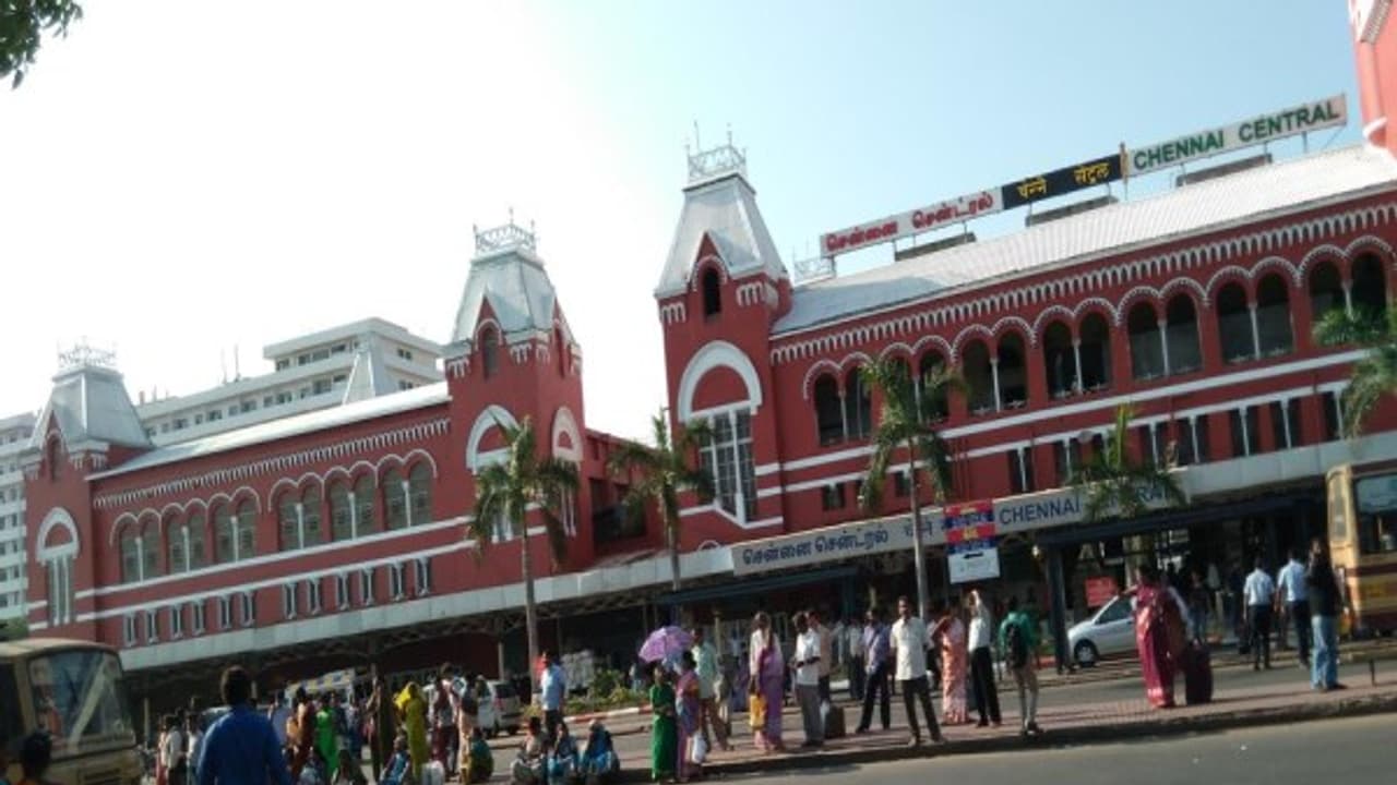 சென்ட்ரல் ஸ்டேஷனில் பயணியிடம் வழிப்பறி 3 போலீஸ்காரர்கள் கைது!! சென்ட்ரல் ஸ்டேஷனில் பயணியிடம் வழிப்பறி 3 போலீஸ்காரர்கள் கைது!!