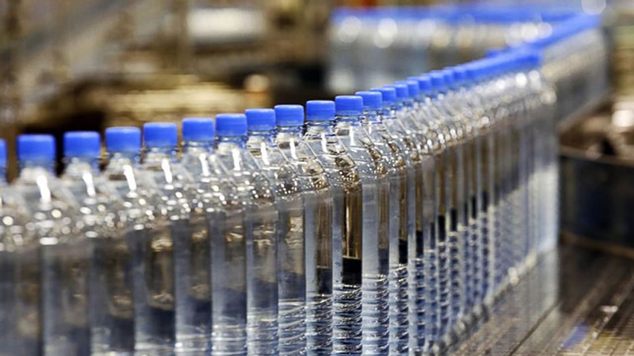 സൗജന്യമായി കിട്ടിയ ഒരു കുപ്പിവെള്ളം ഒരു സിനിമാ തിയറ്ററില് സൃഷ്ടിച്ച പുകില്! സൗജന്യമായി കിട്ടിയ ഒരു കുപ്പിവെള്ളം ഒരു സിനിമാ തിയറ്ററില് സൃഷ്ടിച്ച പുകില്!