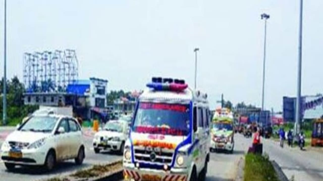 பிறந்த குழந்தையை காப்பாற்ற தீயாய் வேலை செய்த 350 ஆம்புலன்ஸ் டிரைவர்கள்...! பிறந்த குழந்தையை காப்பாற்ற தீயாய் வேலை செய்த 350 ஆம்புலன்ஸ் டிரைவர்கள்...!