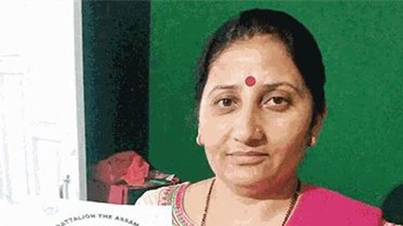 സഹസൈനികര് നോക്കിനില്ക്കുന്നതിനിടെ വീട്ടമ്മ സൈനികന്റെ ജീവന് രക്ഷപ്പെടുത്തി സഹസൈനികര് നോക്കിനില്ക്കുന്നതിനിടെ വീട്ടമ്മ സൈനികന്റെ ജീവന് രക്ഷപ്പെടുത്തി