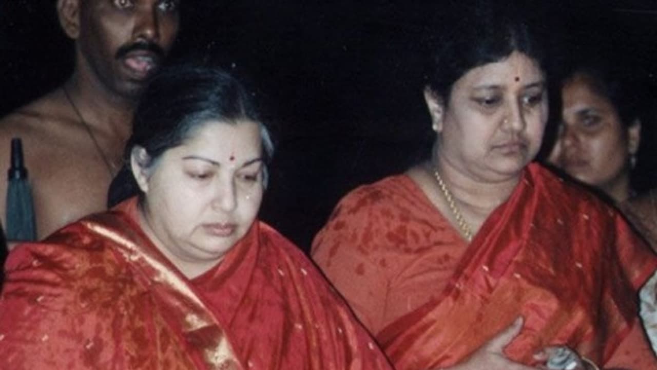 புனிதம் கெட்டுவிட்டது...! கொந்தளிக்கும் சசி கேங்...! புனிதம் கெட்டுவிட்டது...! கொந்தளிக்கும் சசி கேங்...!