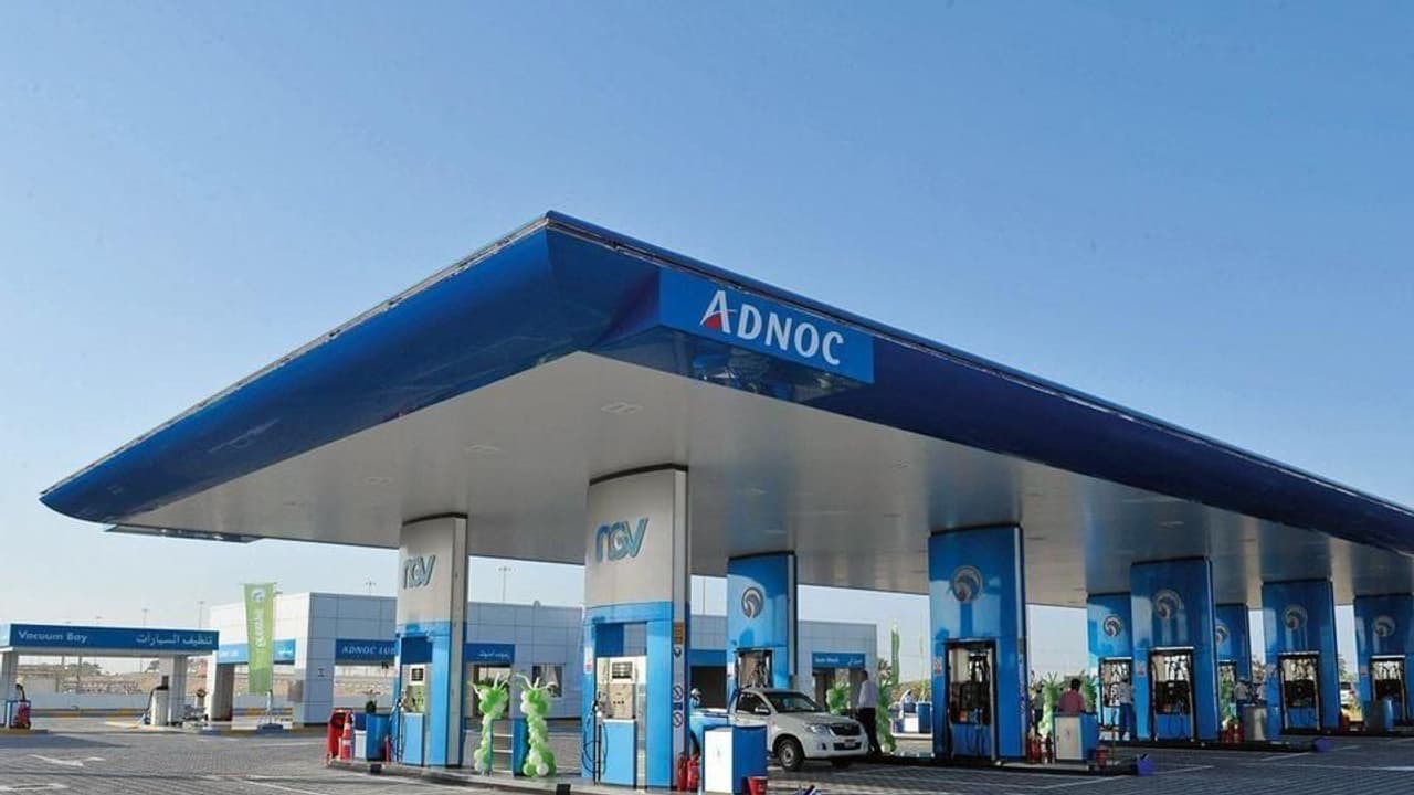 അഡ്നോക് പമ്പുകളില് ഇന്ധനം നിറയ്ക്കാന് ജീവനക്കാരുടെ സഹായം വേണമെങ്കില് അധികം പണം നല്കണം അഡ്നോക് പമ്പുകളില് ഇന്ധനം നിറയ്ക്കാന് ജീവനക്കാരുടെ സഹായം വേണമെങ്കില് അധികം പണം നല്കണം