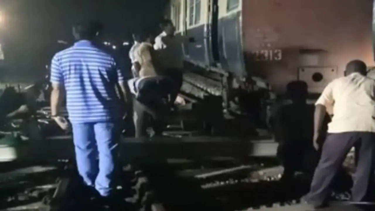 சென்னையில் தடம் புரண்டது ரயில்..! எந்தெந்த ஊருக்கு செல்ல முடியாது தெரியுமா..? சென்னையில் தடம் புரண்டது ரயில்..! எந்தெந்த ஊருக்கு செல்ல முடியாது தெரியுமா..?