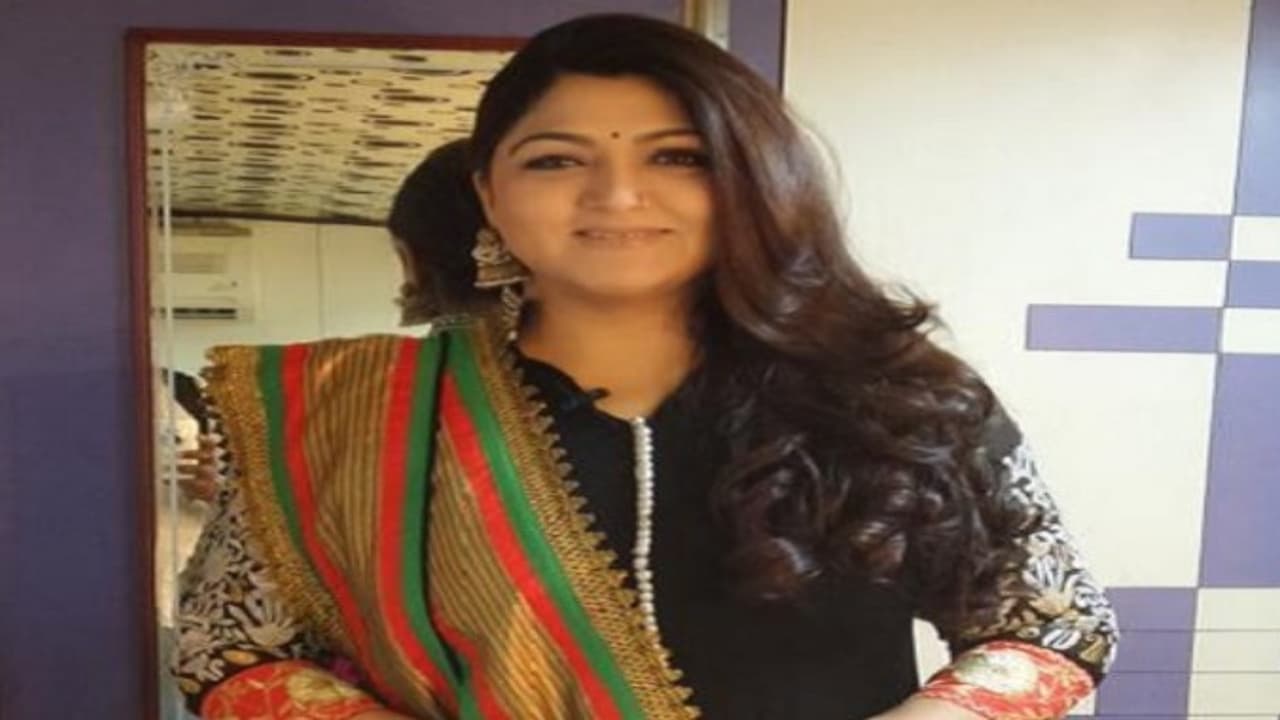 10 வருடத்திற்கு பின் தெலுங்கில் இப்படி ஒரு கதாபாத்திரத்தில் குஷ்பு... 10 வருடத்திற்கு பின் தெலுங்கில் இப்படி ஒரு கதாபாத்திரத்தில் குஷ்பு...