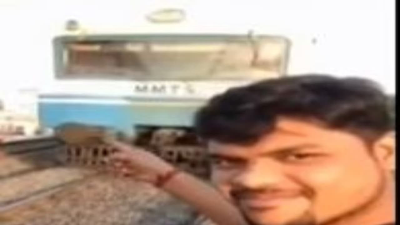 ரயில் முன் செல்பி.. ஒரு அடி தள்ளி நின்றதால் "தலையை" கொடுத்த விபரீதம்..! ரயில் முன் செல்பி.. ஒரு அடி தள்ளி நின்றதால் "தலையை" கொடுத்த விபரீதம்..!