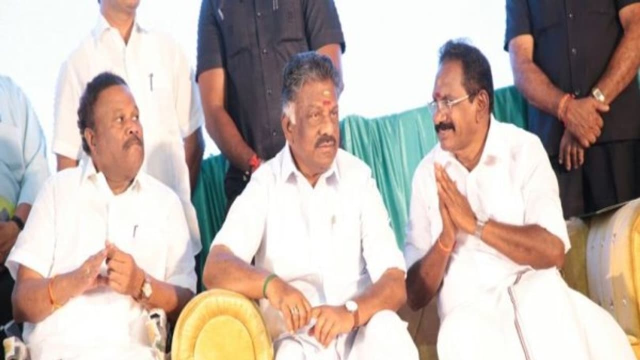 அமைச்சர் வீட்டு பிரமாண்ட காதுகுத்து..! அன்பு மழையில் அதிகாரிகள் செய்தது என்ன ..? அமைச்சர் வீட்டு பிரமாண்ட காதுகுத்து..! அன்பு மழையில் அதிகாரிகள் செய்தது என்ன ..?